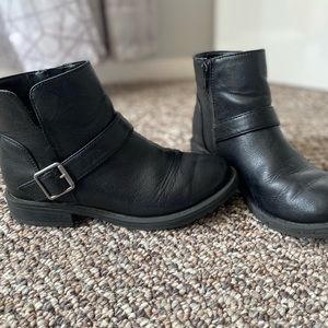 Girls Art Class size 3 black boot